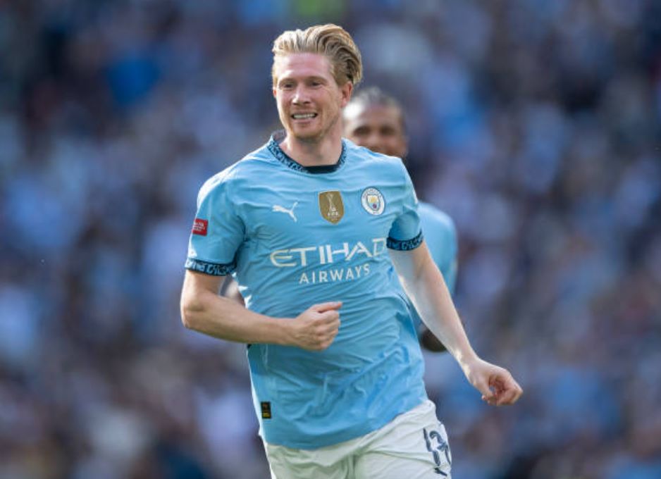 1. Kevin De Bruyne (Manchester City) – 400.000 bảng/tuần: Và đằng sau 1 Haaland hô mưa gọi gió tại Premier League, De Bruyne chính là trợ thủ đắc lực. Ngôi sao người Bỉ được đánh giá như một trong những tiền vệ xuất sắc nhất lịch sử Premier League với hàng loạt đường dọn cỗ mê hoặc người hâm mộ.